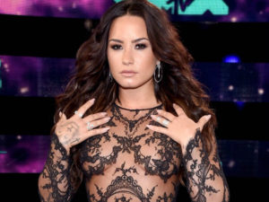 Demi Lovato sfoggia i diamanti Messika agli Mtv Video Awards 2017