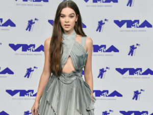 Hailee Steinfeld in Atelier Versace agli Mtv Video Awards 2017 (FOTO)