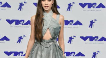 Hailee Steinfeld in Atelier Versace agli Mtv Video Awards 2017 (FOTO)