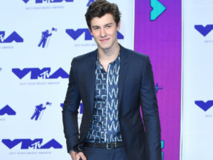 Shawn Mendes veste Emporio Armani agli Mtv Video Awards 2017