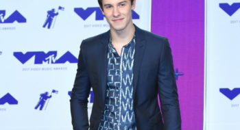 Shawn Mendes veste Emporio Armani agli Mtv Video Awards 2017