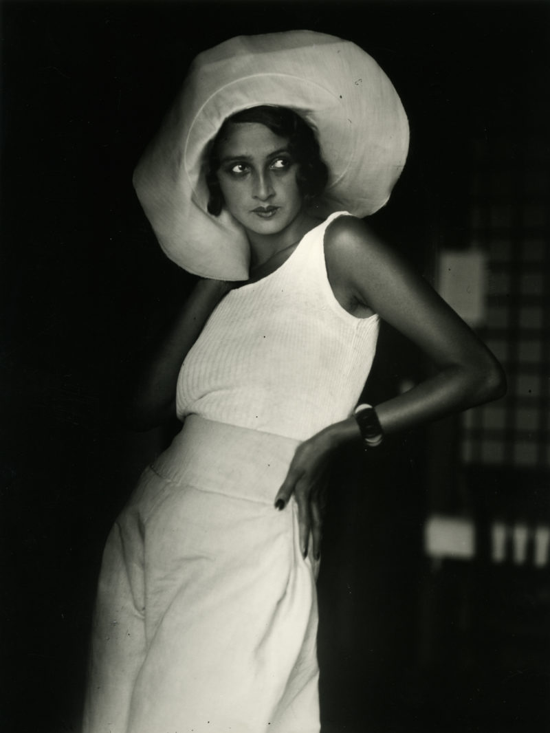 JACQUES HENRI LARTIGUE: Renée. Biarritz, August 1930 « Photograph Jacques Henri Lartigue © Ministère de la Culture France/AAJHL ». Dalla mostraJACQUES HENRI LARTIGUE “Diary of a Century”