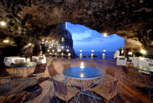 Il modo più spettacolare per chiudere l’estate: a cena presso il ristorante “Grotta Palazzese”