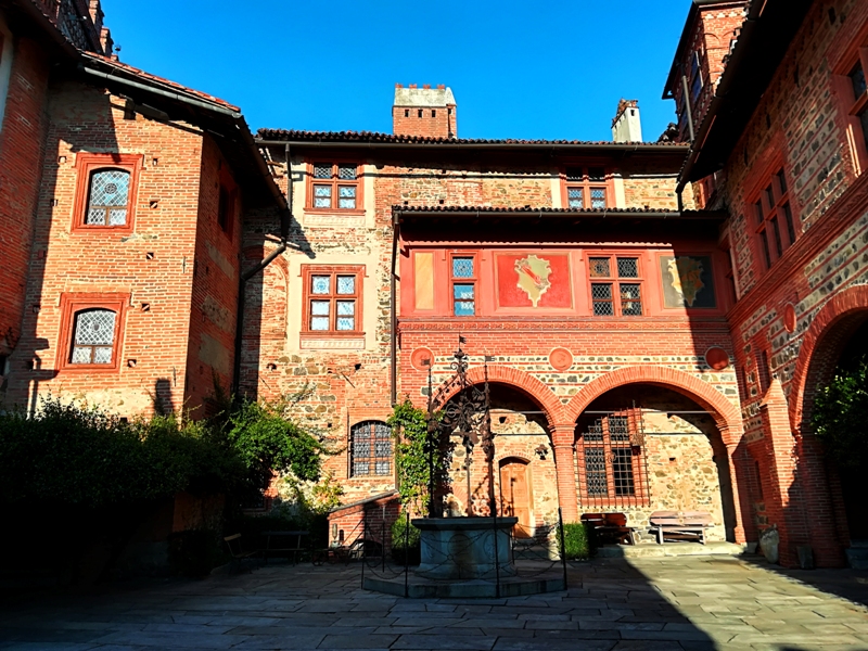 Il cortile interno del castello con il pozzo