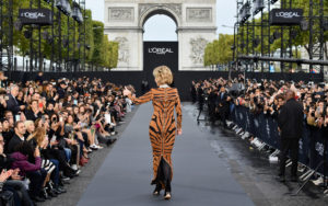 Parigi Fashion Week 2017: gli Champs-Elysées teatro di una spettacolare sfilata
