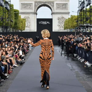 Parigi Fashion Week 2017: gli Champs-Elysées teatro di una spettacolare sfilata