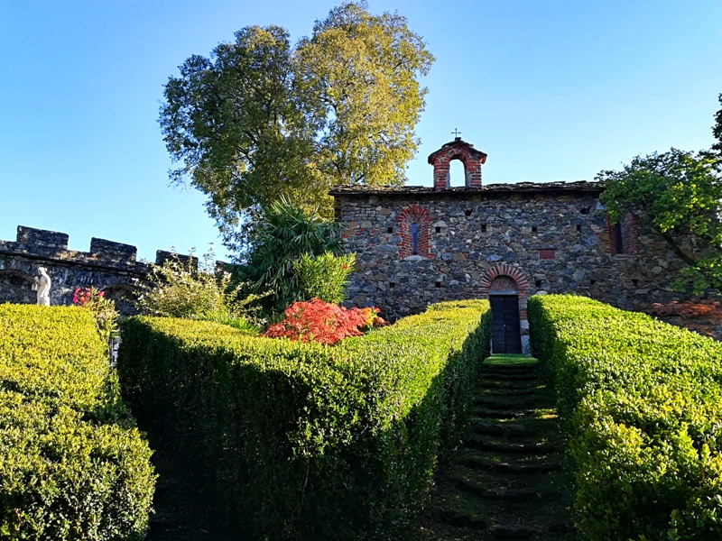 La chiesetta con i giardini