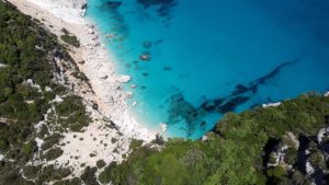 Hotel di lusso in Italia: in Sardegna 10 fari si trasformeranno in dimore esclusive