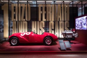 La Scuderia Ferrari in mostra a Londra: il Design Museum celebra i 70 anni dell’iconico marchio italiano