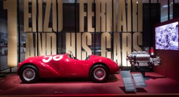 La Scuderia Ferrari in mostra a Londra: il Design Museum celebra i 70 anni dell’iconico marchio italiano