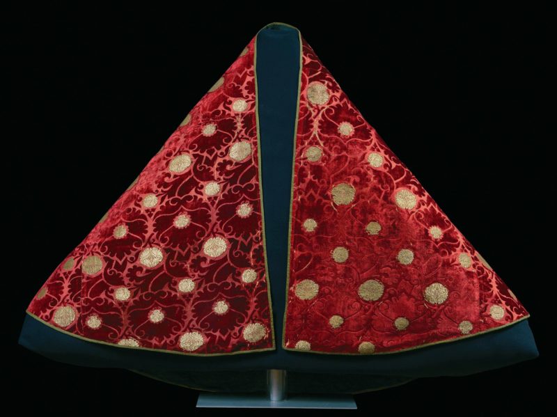 Corpo di piviale in velluto a motivo di tronchi fioriti ondulanti Italia, primo quarto del XV secolo Velluto tagliato in seta operato a fondo raso (“zetano vellutato”) con trame broccate in oro filato. Firenze, Museo Nazionale del Bargello