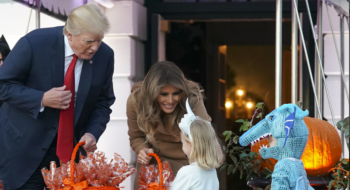 Halloween 2017 alla Casa Bianca: anche Donald e Melania Trump festeggiano con i bambini