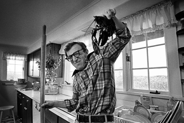 Woody Allen con l'aragosta - Io e Annie - ©Brian Hamill