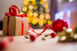 Natale 2017 accessori e idee regalo: Vivienne Westwood tra tartan e i celebri Orb con Swarovski