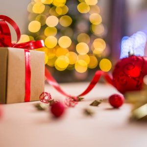 Natale 2017 accessori e idee regalo: Vivienne Westwood tra tartan e i celebri Orb con Swarovski