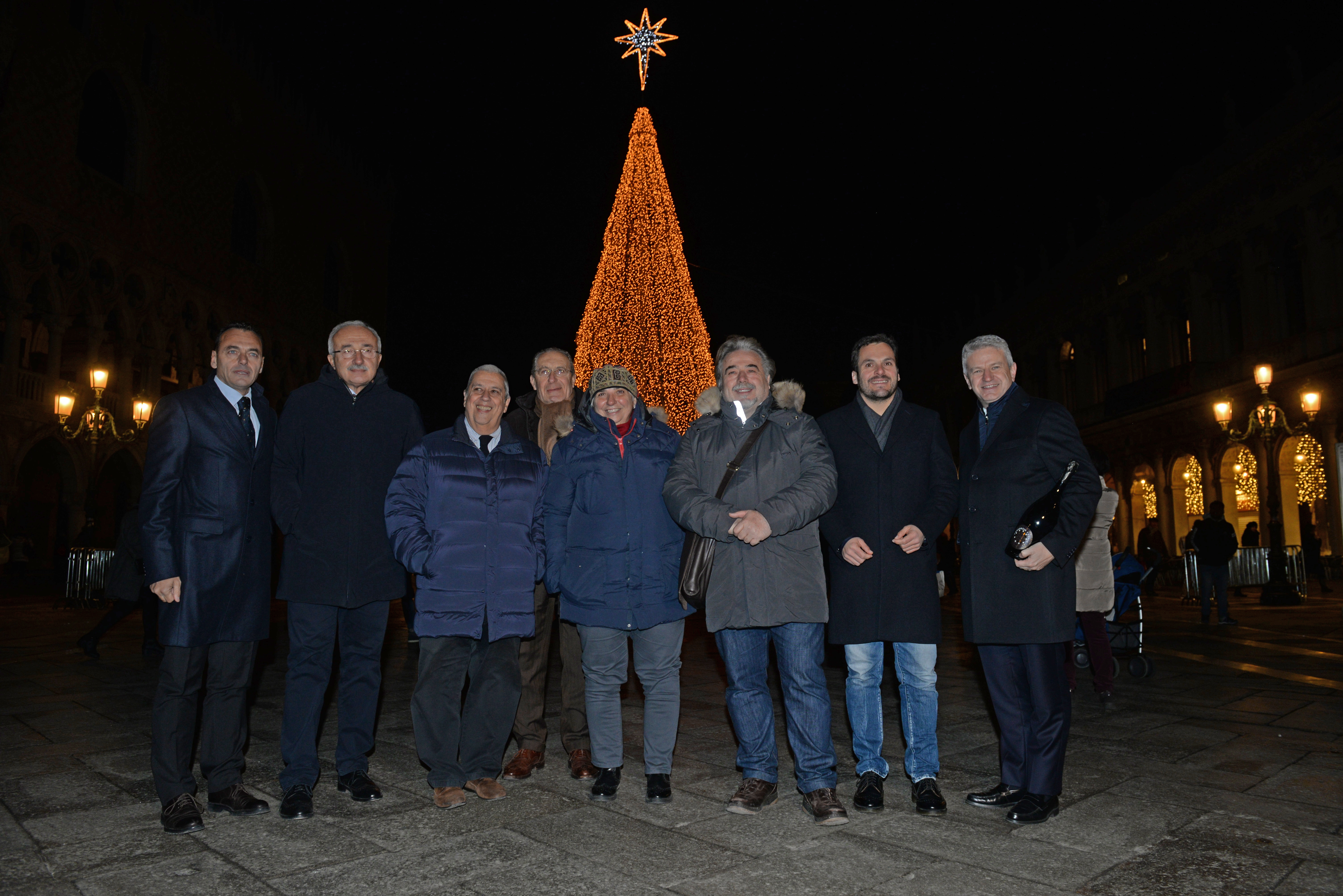 Autorità e sponsor davanti all'albero di Natale in Piazzetta S.Marco