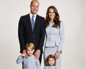 Kate Middleton e William: in posa per Natale insieme ai figli George e Charlotte