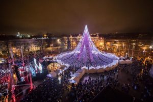 Alberi di Natale più belli del mondo: a Vilnius brilla un abete decorato con 70mila lampadine