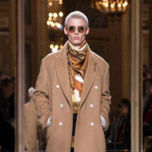 Tendenze moda Autunno Inverno 2018: ecco l’uomo Versace direttamente da Milano Moda Uomo