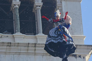 Carnevale di Venezia 2018: il Volo dell’Angelo di Elisa Costantini su Piazza San Marco