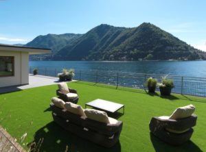 Rilassarsi sul verde di fronte al lago di Como