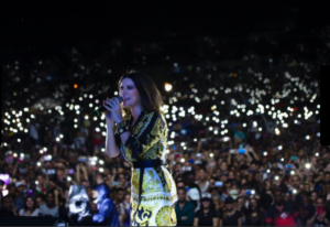 Laura Pausini look Versace per concerto a Cuba: classe e forma fisica perfetta
