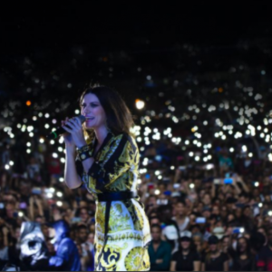 Laura Pausini look Versace per concerto a Cuba: classe e forma fisica perfetta