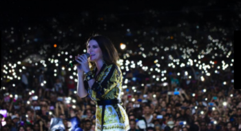 Laura Pausini look Versace per concerto a Cuba: classe e forma fisica perfetta