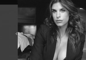 Spiagge vip: Elisabetta Canalis al mare in Sardegna sfoggia un seno nuovo di zecca