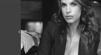 Spiagge vip: Elisabetta Canalis al mare in Sardegna sfoggia un seno nuovo di zecca