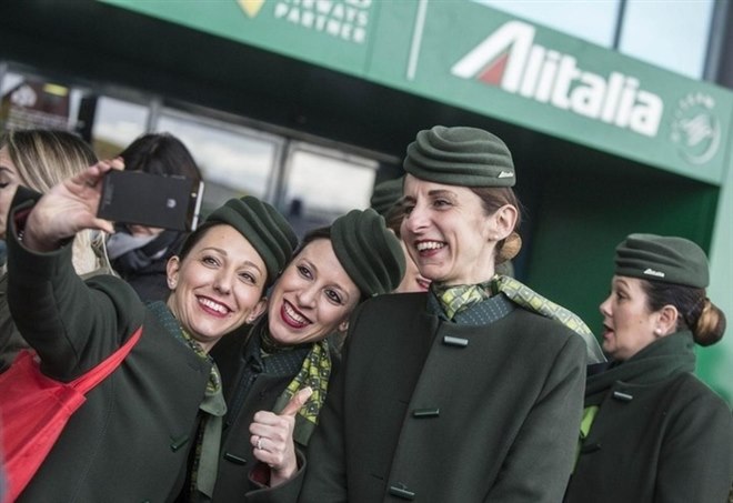 Le Nuove Divise Alitalia Di Ferretti Ecco Cosa Indosseranno Hostess E Steward Luxgallery It