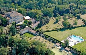 Toscana affitti brevi, borgo antico trasformato in residenza di lusso accessibile