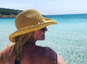 Spiagge vip, Antonella Clerici a Stintino: mare, sole e buon cibo (FOTO)