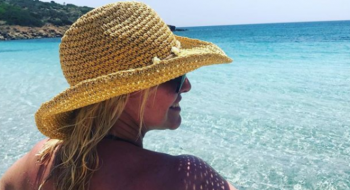 Spiagge vip, Antonella Clerici a Stintino: mare, sole e buon cibo (FOTO)