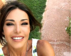 Emanuela Folliero bikini: fisico esplosivo a 53 anni, follower impazziti su Instagram