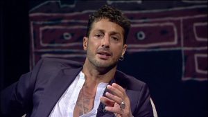 “Ecco quanto guadagna, numeri impressionanti”, lo stipendio dell’ex re dei paparazzi è da capogiro: il patrimonio di Fabrizio Corona