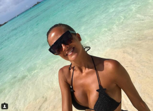 Spiagge vip: Giorgia Palmas vacanze da sogno alle Bermuda, ma Filippo Magnini non c’è