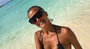 Spiagge vip: Giorgia Palmas vacanze da sogno alle Bermuda, ma Filippo Magnini non c’è