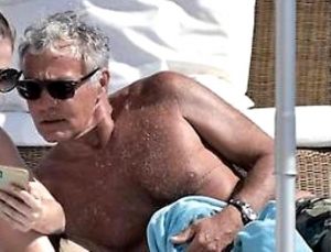 Spiagge vip, Massimo Giletti in Versilia: al suo fianco una donna giovane e bella, ecco di chi si tratta