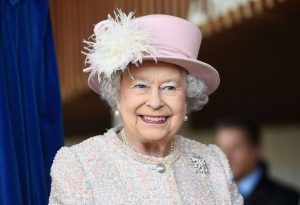 Regina Elisabetta offre posti di lavoro: ecco come lavorare per la famiglia reale e quanto si guadagna, occasione da non perdere