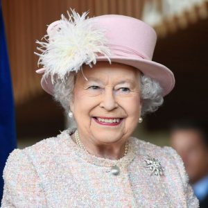 Regina Elisabetta offre posti di lavoro: ecco come lavorare per la famiglia reale e quanto si guadagna, occasione da non perdere