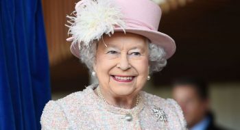 Regina Elisabetta offre posti di lavoro: ecco come lavorare per la famiglia reale e quanto si guadagna, occasione da non perdere