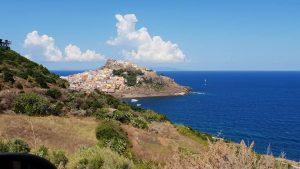 Idee viaggio, vacanze in Sardegna: Castelsardo tra i borghi più belli d’Italia, mare e storia magicamente intrecciati