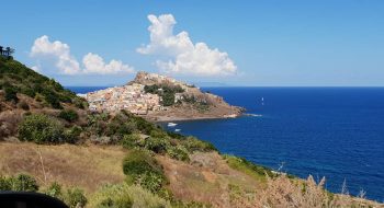 Idee viaggio, vacanze in Sardegna: Castelsardo tra i borghi più belli d’Italia, mare e storia magicamente intrecciati