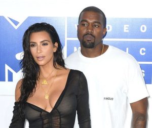 Kim Kardashian, il marito Kanye West va in ciabatte di lusso alle nozze dell’amico: ecco quanto costano