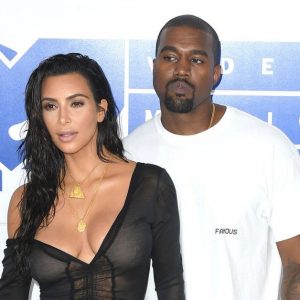Kim Kardashian, il marito Kanye West va in ciabatte di lusso alle nozze dell’amico: ecco quanto costano