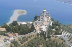 Idee viaggio, vacanze in Sicilia: Tindari Santuario Madonna bruna, tra storia e leggenda
