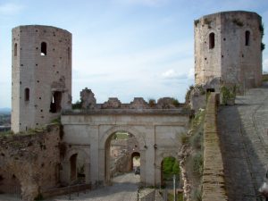 Idee viaggio, vacanze in Umbria: Spello, il borgo ‘rosa’ e il suo tripudio di fiori
