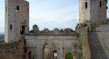 Idee viaggio, vacanze in Umbria: Spello, il borgo ‘rosa’ e il suo tripudio di fiori