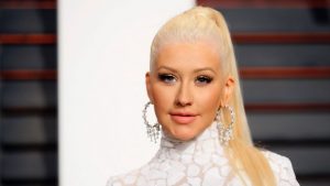 Christina Aguilera si mette a nudo (in tutti i sensi) per Cosmopolitan: le foto sexy